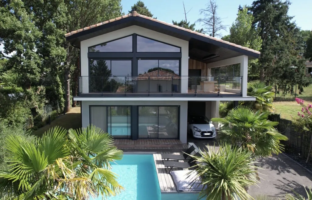Maison à étage avec grandes baies vitrées et piscine
