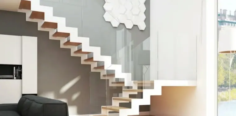 Escalier suspendu à marches en bois et garde-corps vitré