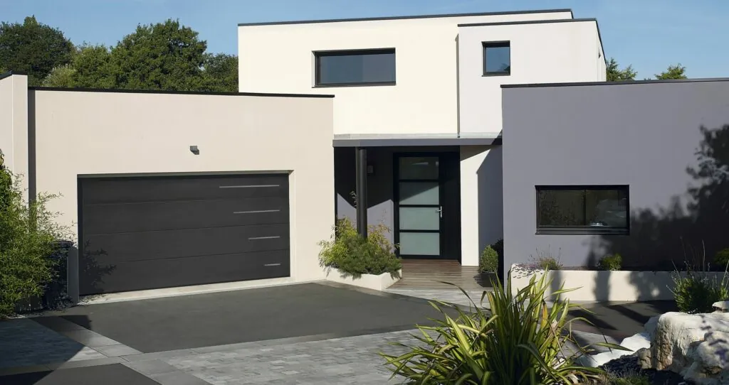 Porte de garage anthracite sur une maison contemporaine à toit plat
