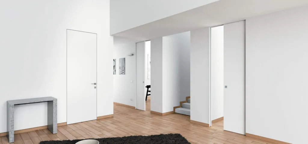 Portes d’intérieur blanches affleurantes dans un couloir