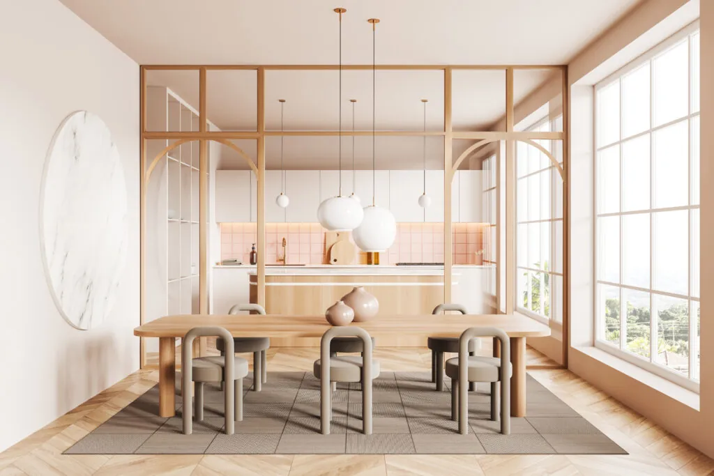 Verrière en bois séparant une cuisine d’une salle à manger